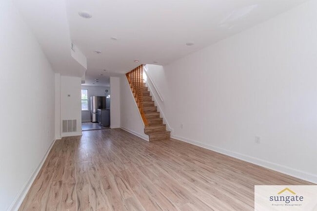 Building Photo - 142 N Ellwood Ave