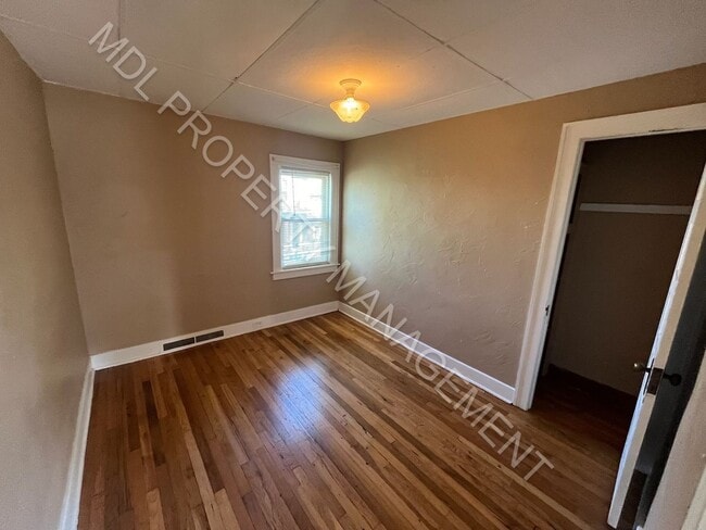 Building Photo - 2 Bedroom 1 Bath Apartment w/ Basement