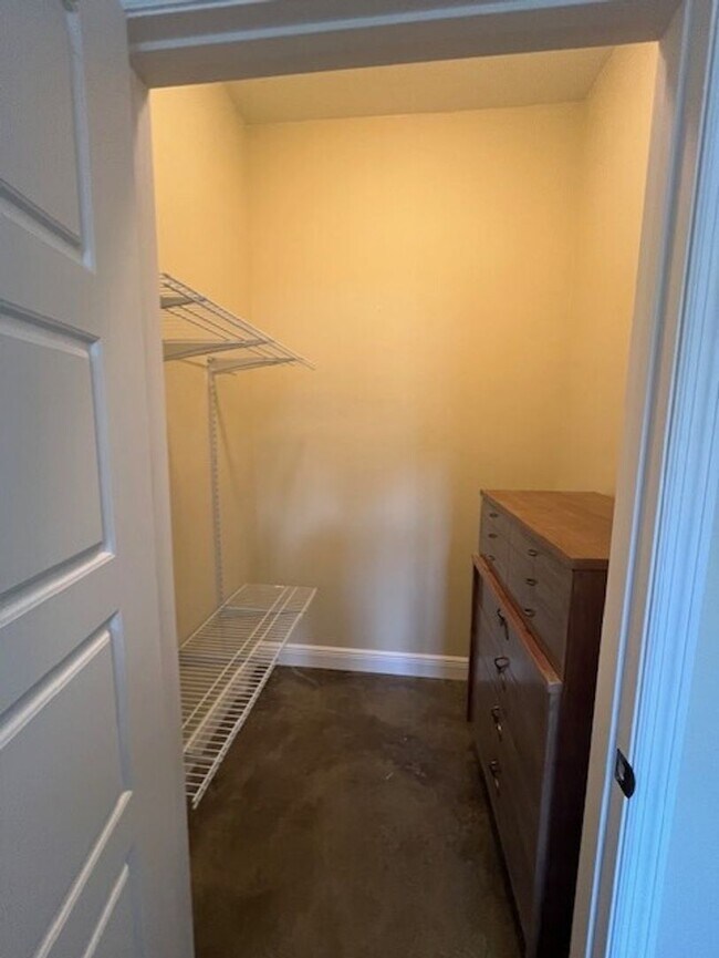 Building Photo - Gorgeous Fully Furnished 4BR/3BA Home – Id...