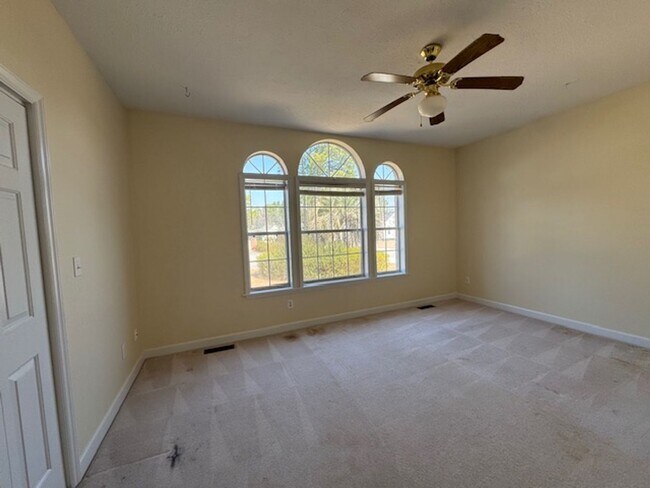 Building Photo - Brittany Lakes