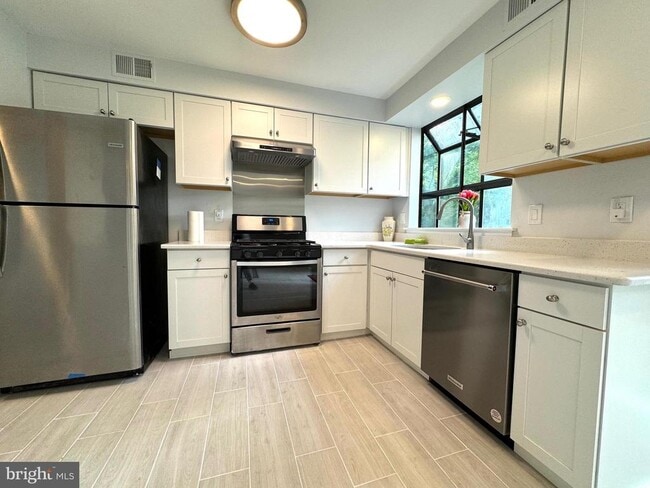 Building Photo - 104 Sayre Dr