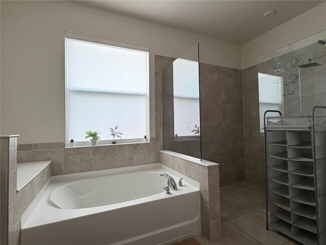 Building Photo - 2422 Riverbank Cv