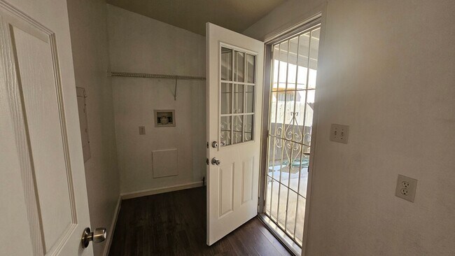 Building Photo - Gorgeous Single Story Home