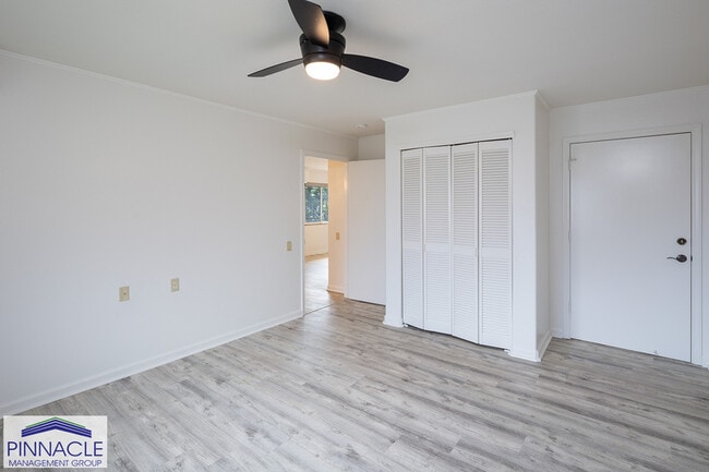 Building Photo - 3329 Woodlawn Dr