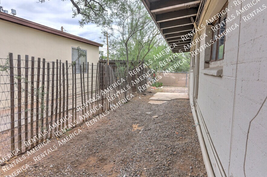 Building Photo - 3040 N Sparkman Blvd