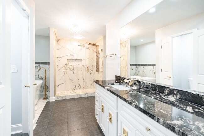 Building Photo - 607 3rd St Ext
