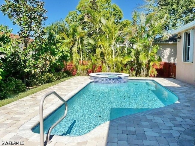 Building Photo - 264 Castaways St