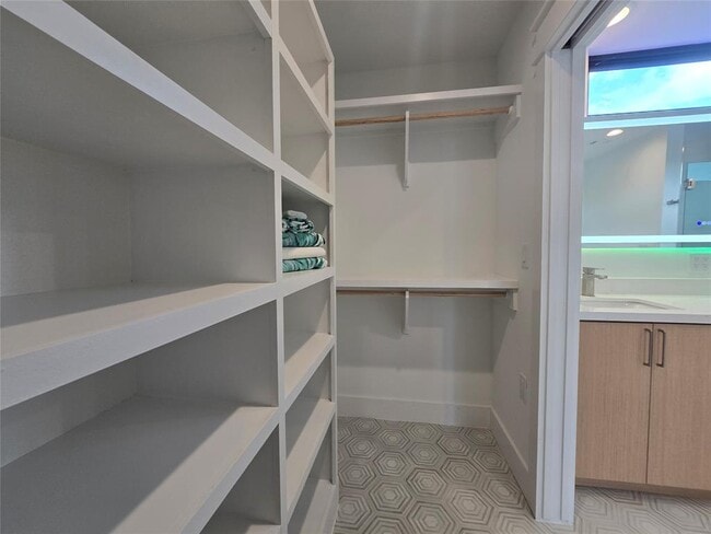 Building Photo - 1112 W N Loop Blvd