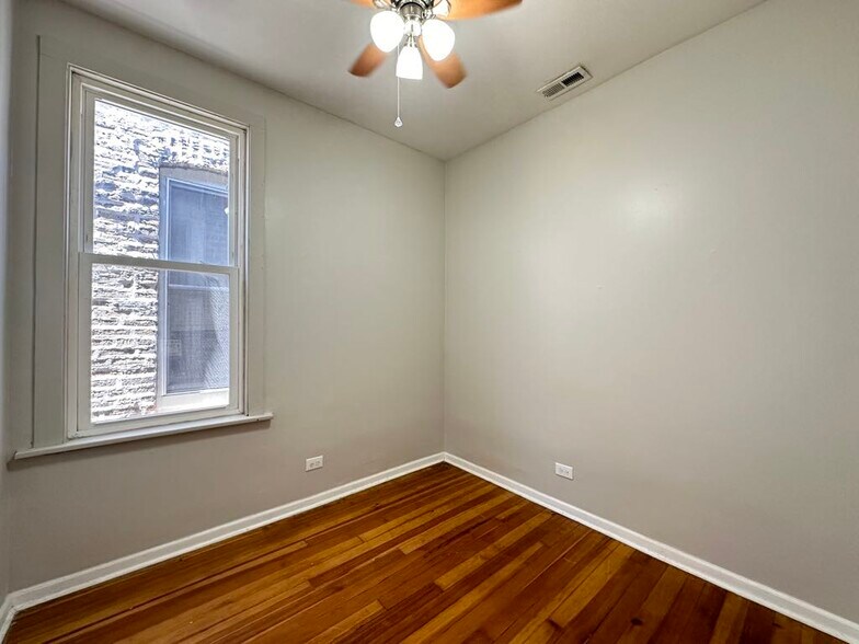 Building Photo - 2049 W Fullerton Ave