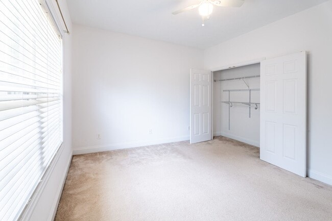 Building Photo - 256 Southbank Dr