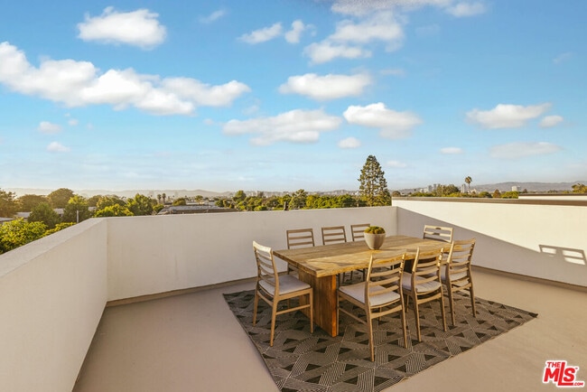 Building Photo - 3222 S Barrington Ave