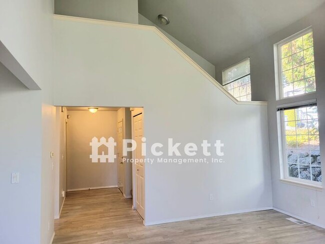 Building Photo - Lovely 3 Bedroom Ridgetop Townhome
