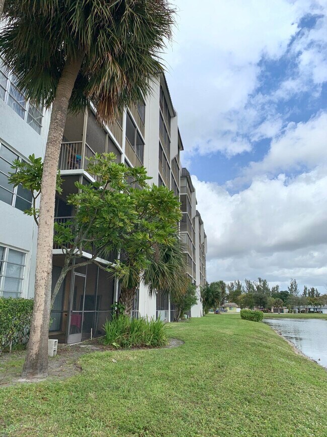 Building Photo - 3100 W Rolling Hills Cir