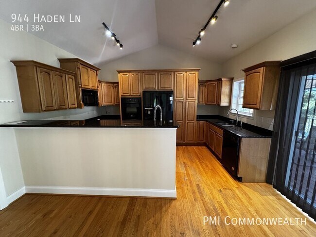 Building Photo - 3 Bed / 2 Bath Single Family with 1b1b in-...