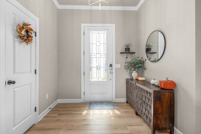 Building Photo - Modern Living: Spacious 5 Bed, 2 Bath Home...