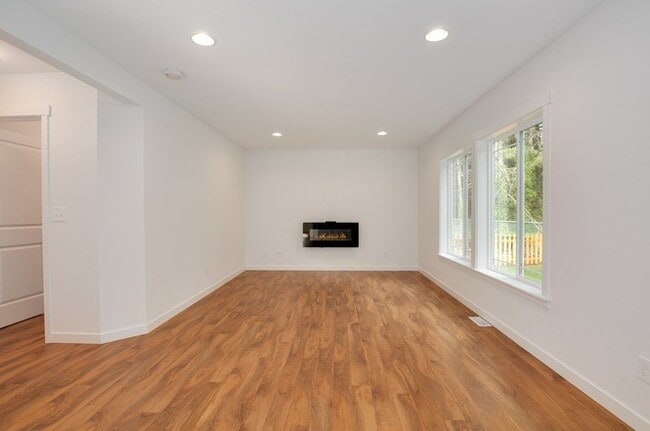 Building Photo - Modern Luxury: Spacious 3-Bedroom Home Near JBLM