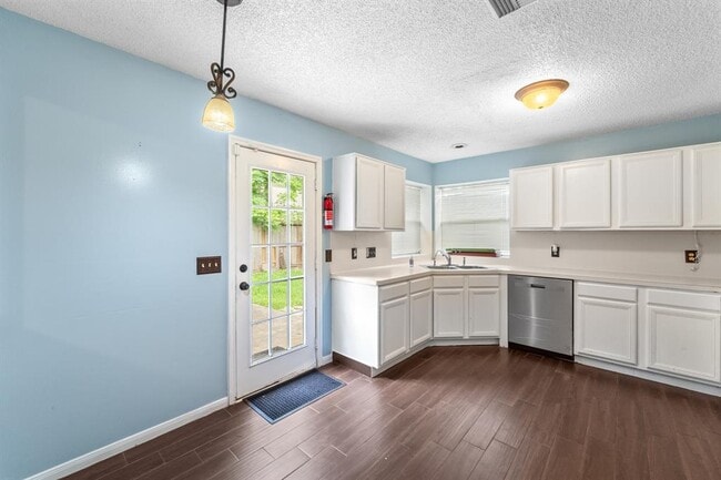 Building Photo - 3909 Greenwood Dr