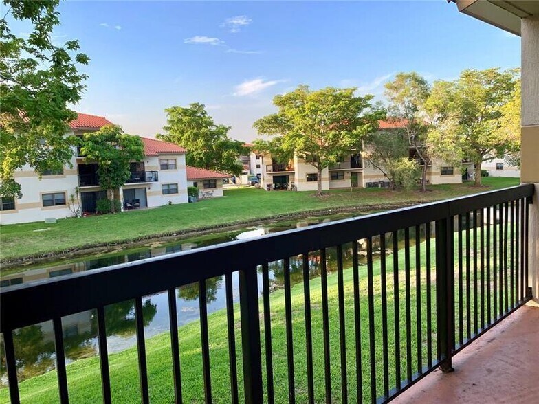 Building Photo - 9889 Nob Hill Ct