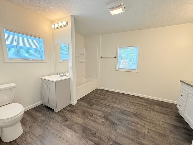Building Photo - 4 Bedroom 2 Bath in Normal!