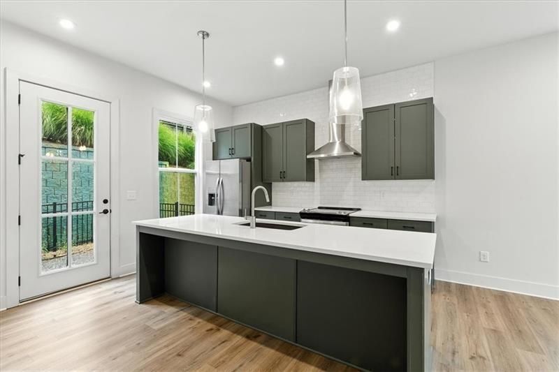 Building Photo - 170 Color Cir