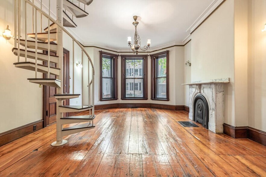 Building Photo - 325 K St