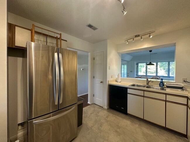 Building Photo - Furnished Townhome with Water Views and Boat Slip!