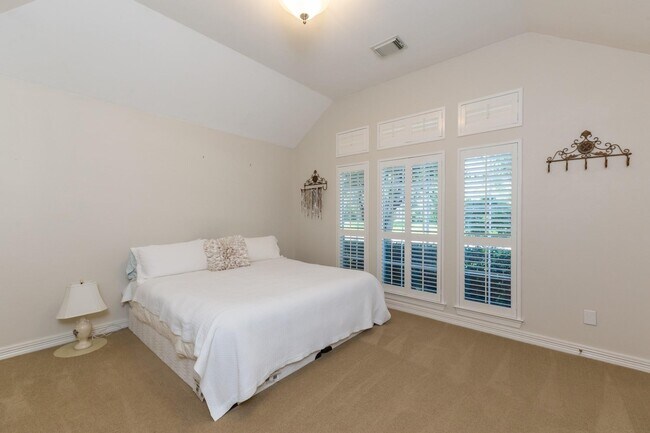 Building Photo - 4915 Keneshaw St