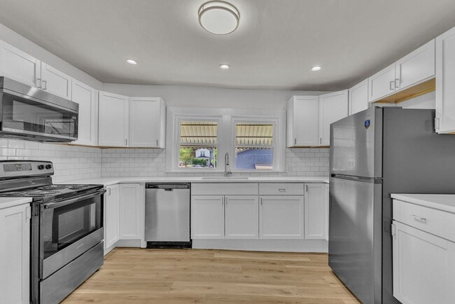 Building Photo - Bright & Updated 3-Bedroom Home Near Local Schools