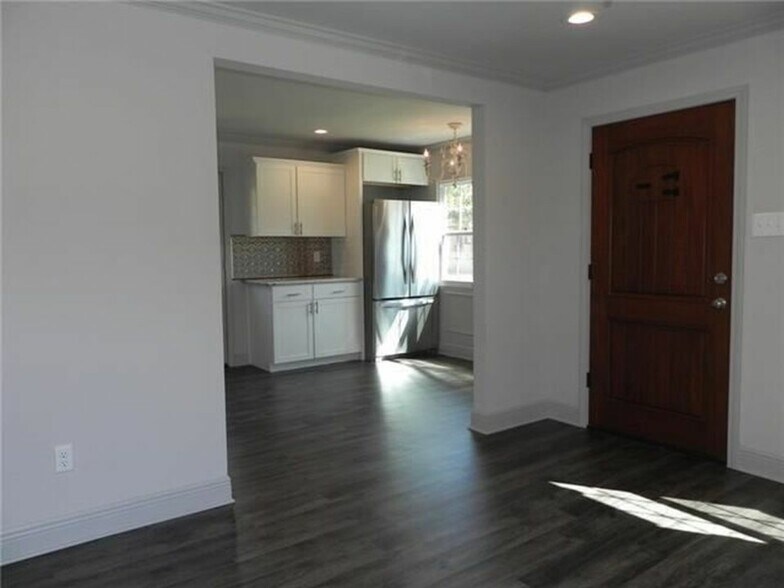 Building Photo - 700 Majestic Pl