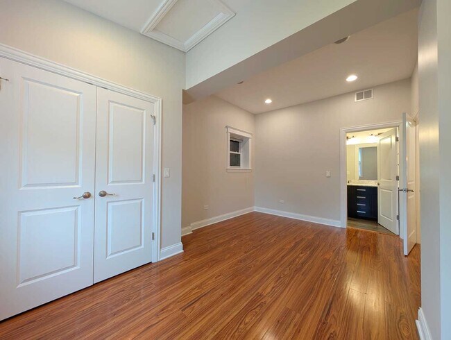 Building Photo - 2048 W Evergreen Ave