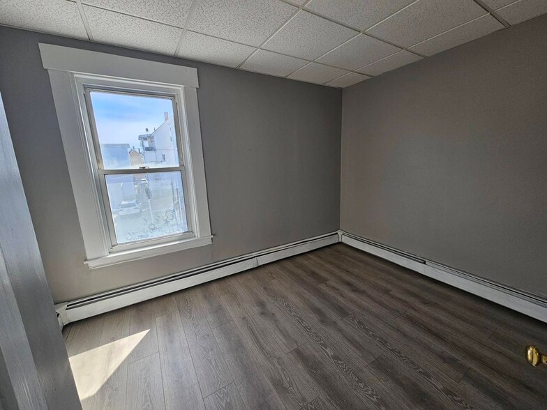 Building Photo - 40 Putnam St