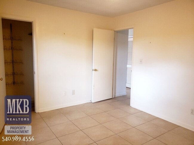 Building Photo - 3123 Glenmont Dr