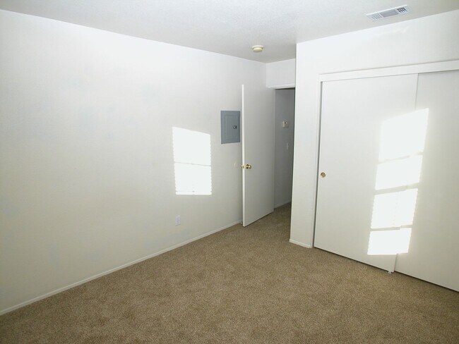 Building Photo - WOW! 2 bedroom, 2 bath Townhome in Capri!