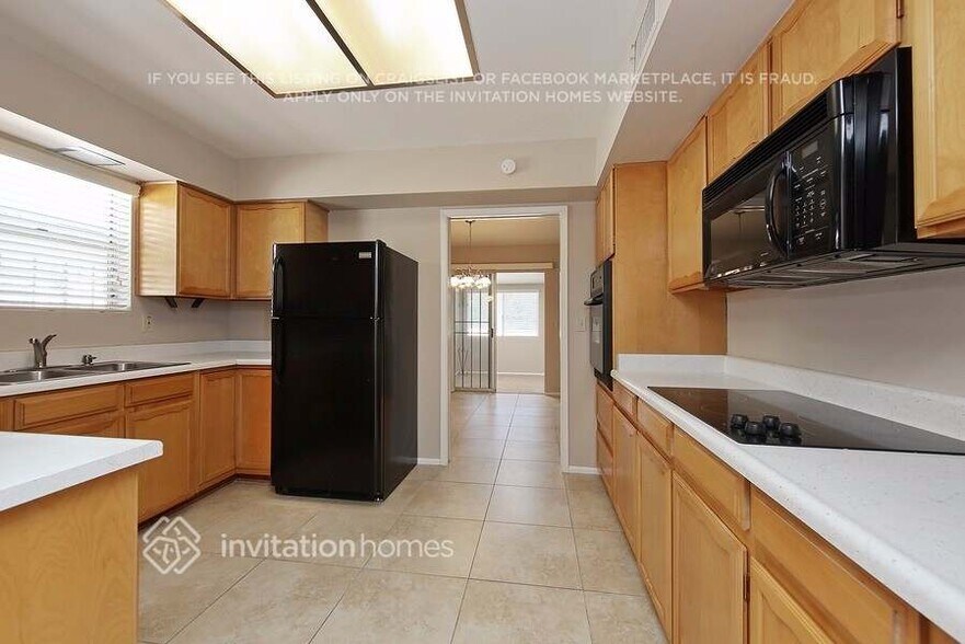 Building Photo - 3029 S Country Club Way