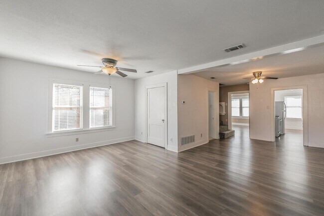 Building Photo - 2 bedroom 1 bath duplex in Arlington Heights