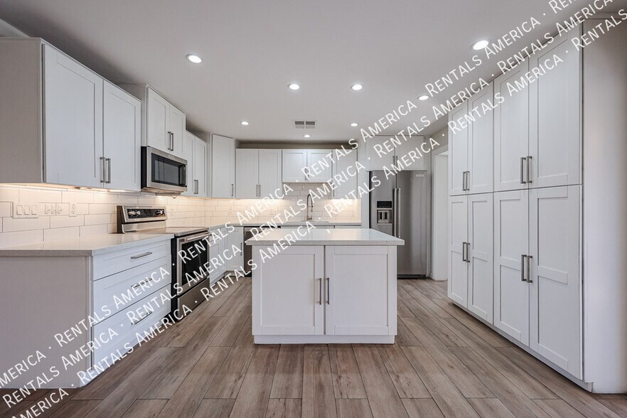 Building Photo - 105 E Hermosa Dr