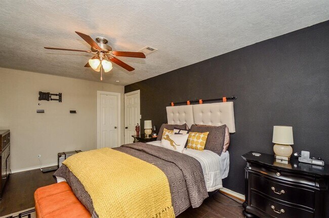 Building Photo - 4315 Fernwood Dr