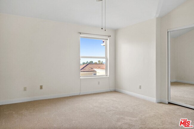 Building Photo - 1050 N Edinburgh Ave