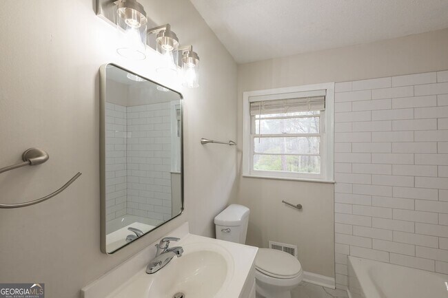 Building Photo - 2058 River Rd