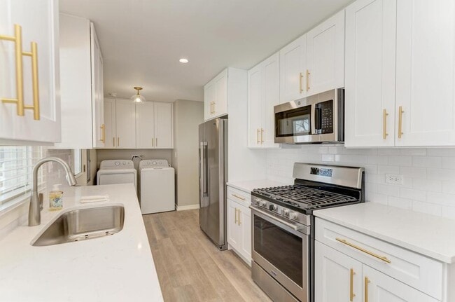 Building Photo - 935 Elmwood Ln