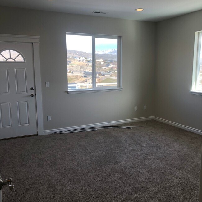 Building Photo - Beautiful 5 bedroom, 4 bath home with wrap...