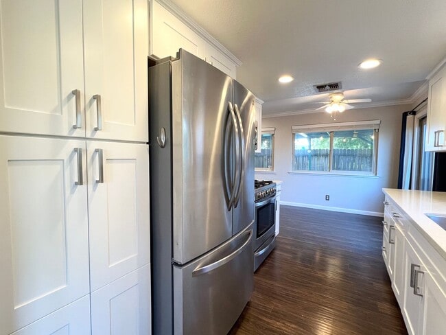 Building Photo - Beautiful Four Bedroom Home in Elk Grove
