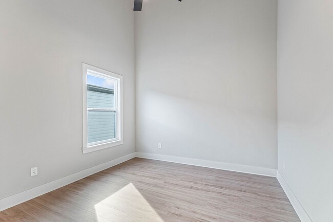 Building Photo - 479 S Happy Hollow Rd