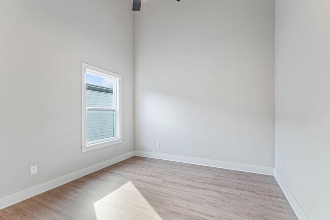 Building Photo - 491 S Happy Hollow Rd