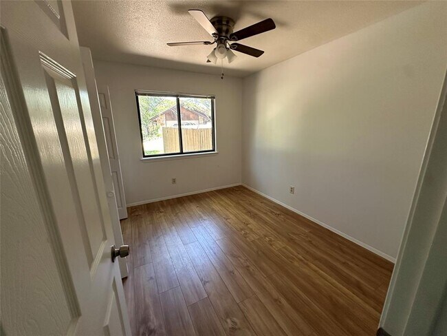 Building Photo - 331 Live Oak Dr