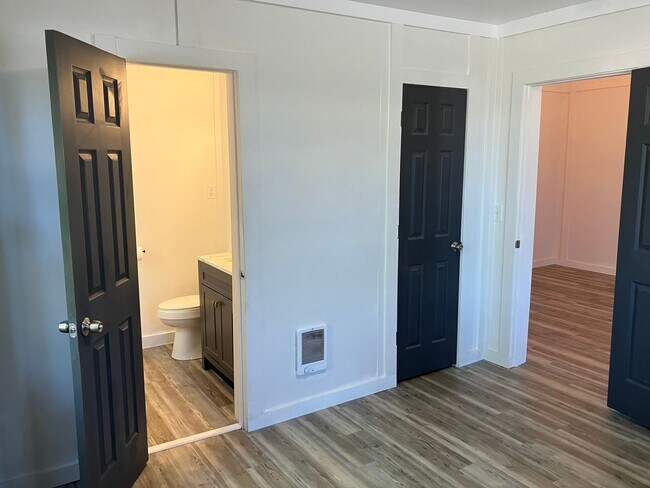 Building Photo - Remodeled One Bedroom Apartment in North S...