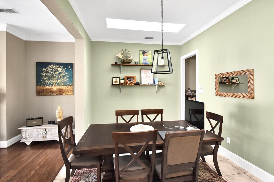 Dining - 3903 Johnson St
