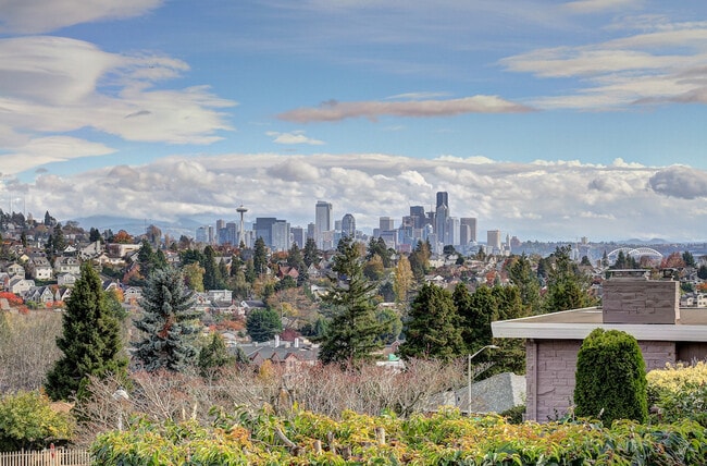 Building Photo - Beautiful Magnolia Home with a VIEW!