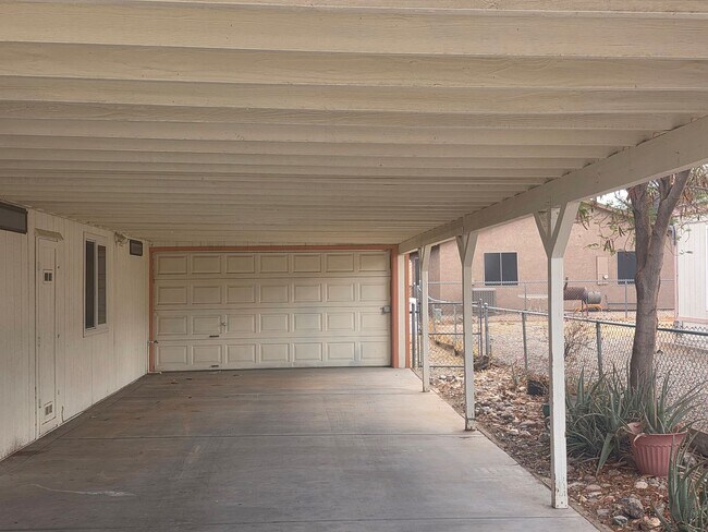 Building Photo - 886 Holly St