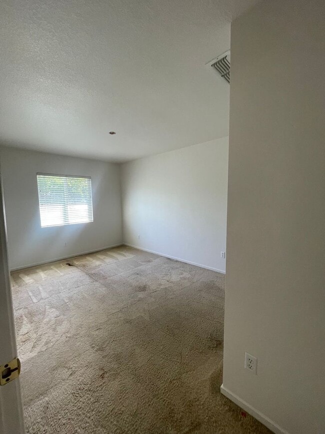 Building Photo - Large house! 5 Bedrooms and a loft!